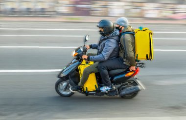 Görüntü, kuryeler mal teslimatı için emirleri yerine getirirler.