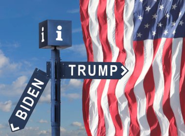 Amerikan bayrağının arka planındaki yol kenarındaki tabelada Başkan Donald Trump ve Joe Biden 'ın isimleri 
