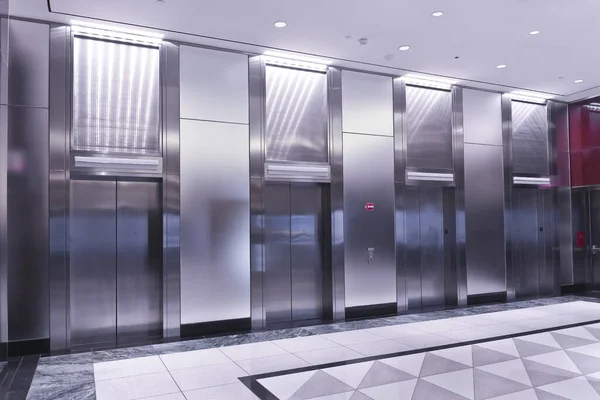 Kamu binasındaki asansör salonu.