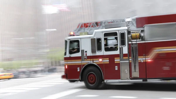 Image Floue Camion Pompiers Dans Une Rue Ville — Photo