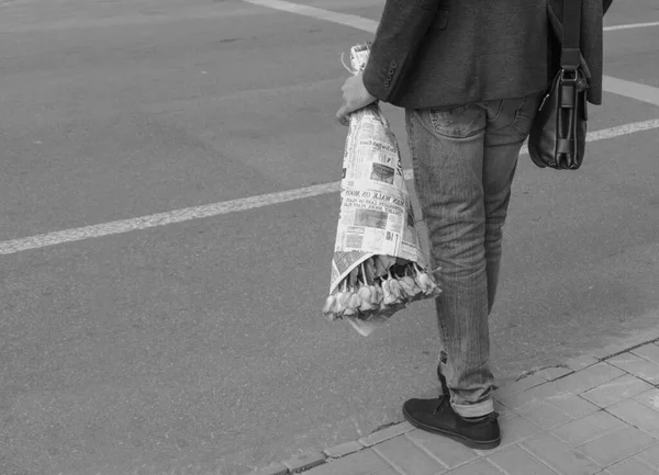Ein Mann Mit Einem Strauß Rosen Überquert Die Straße — Stockfoto