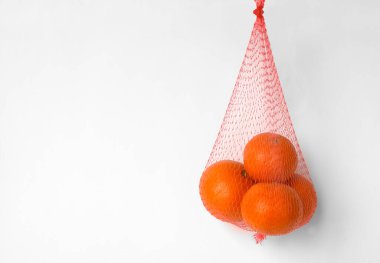 Mandalinalar beyaz arkaplanda ızgarada