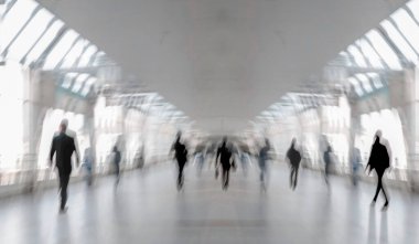 Havaalanı otobüs ve tren istasyonunun modern ulaşım merkezinin lobisindeki insanların soyut görüntüleri.