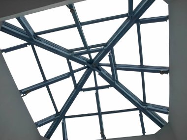 Alışveriş merkezinin çatısının metal yapısı