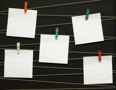 Koyu arkaplandaki mandallar üzerine beş nota. 