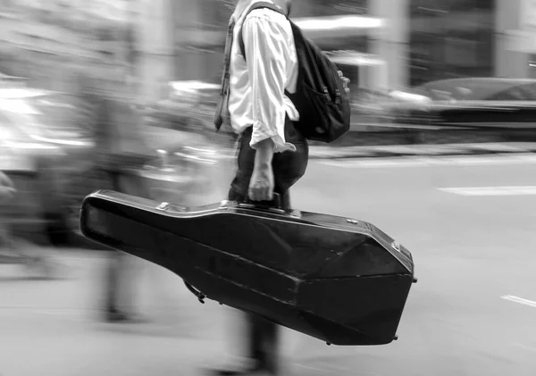 Verschwommenes Bild Eines Musikers Mit Koffer — Stockfoto