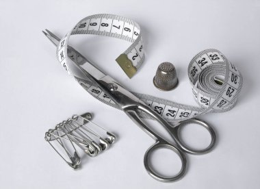 Üst görünüm, mezura, makas, raptiye, kravat 