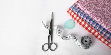 Üst görünüm: mezura, makas, tekstil, tebeşir 