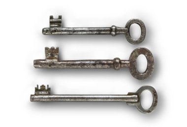 Beyaz arkaplanda üç eski anahtar 