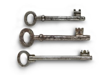 Beyaz arkaplanda üç eski anahtar 