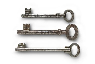 Beyaz arkaplanda üç eski anahtar 