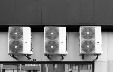 Binanın ön cephesinde klimalar var. 