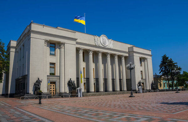 Здание парламента Украины освещено ярким солнцем 