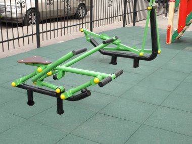 Sitede insanlar olmadan renkli spor aletleri 