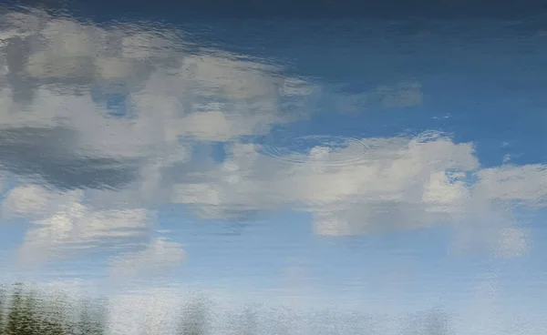 天空在水中的水泡反射 — 图库照片