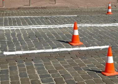 Taş kaldırımlı bir caddede trafik konileri