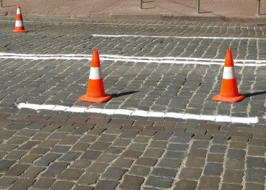 Taş kaldırımlı bir caddede trafik konileri