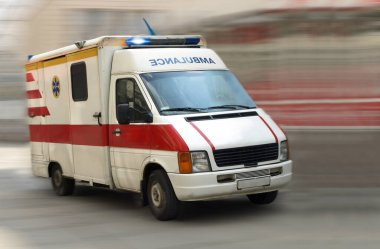Caddeden bir ambulans geçiyor.