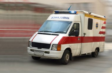 Caddeden bir ambulans geçiyor.