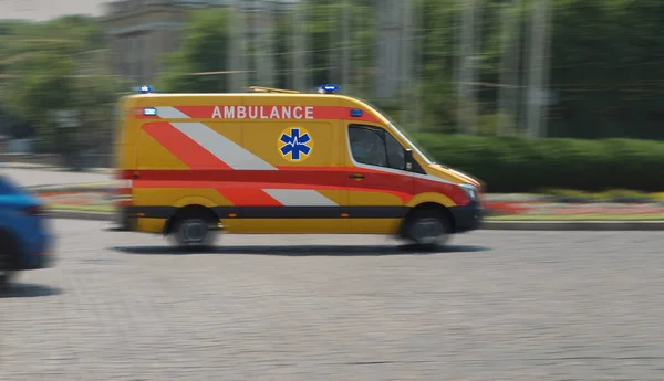 Ambulancia Corriendo Por Carretera —  Fotos de Stock