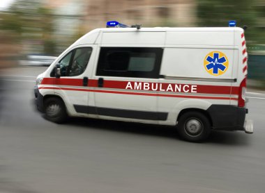 Caddeden bir ambulans geçiyor.