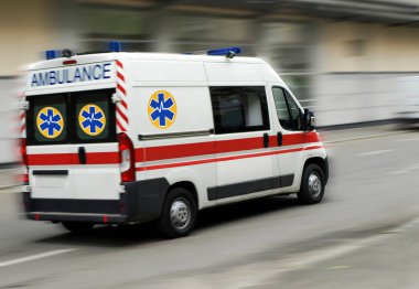 Caddeden bir ambulans geçiyor.