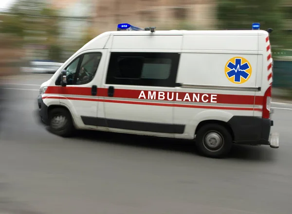 Ambulans Kör Nerför Gatan — Stockfoto