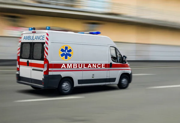Ambulansrörelser Gatan — Stockfoto