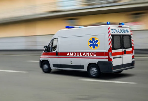 Ambulansrörelser Gatan — Stockfoto