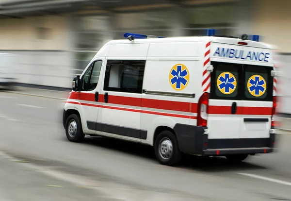 Une Ambulance Roule Dans Rue Images De Stock Libres De Droits