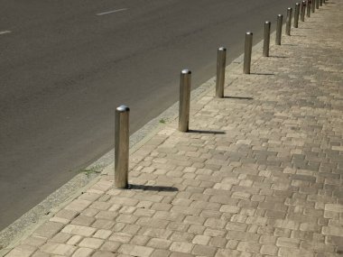 Yol işaretleri ve gümüş, uzun değil. 