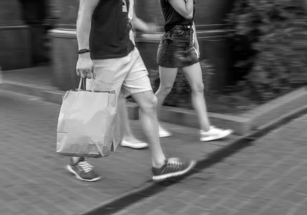 Människor Med Ett Paket Rörelse Gatan — Stockfoto