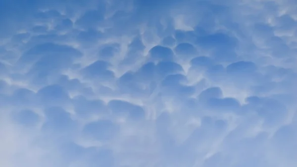 Een Laag Van Vele Kleine Bolvormige Wolken — Stockfoto