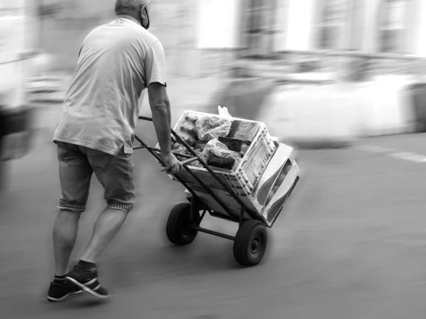 Verschwommenes Bild Eines Mannes Mit Einkaufswagen Auf Der Straße — Stockfoto