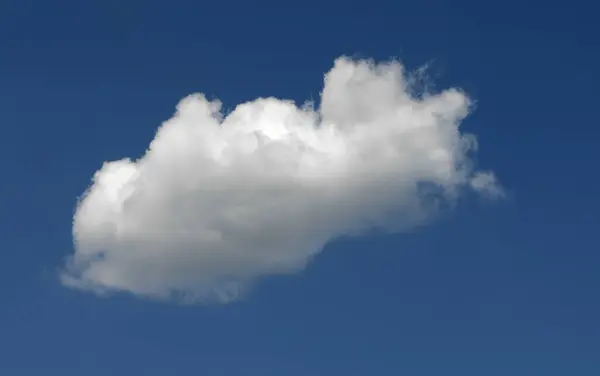Una Sola Nube Contra Cielo Azul — Foto de Stock