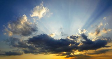 Bulutlar batan güneşin ışınlarıyla aydınlanır. 