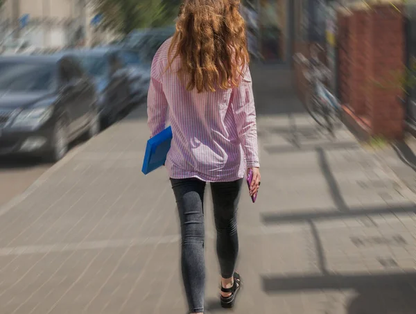 Junge Geschäftsfrau Geht Die Straße Hinunter — Stockfoto