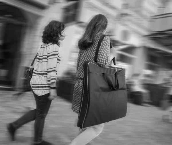 Kvinna Med Surfplatta Promenader Med Sin Vän Ner Gatan — Stockfoto