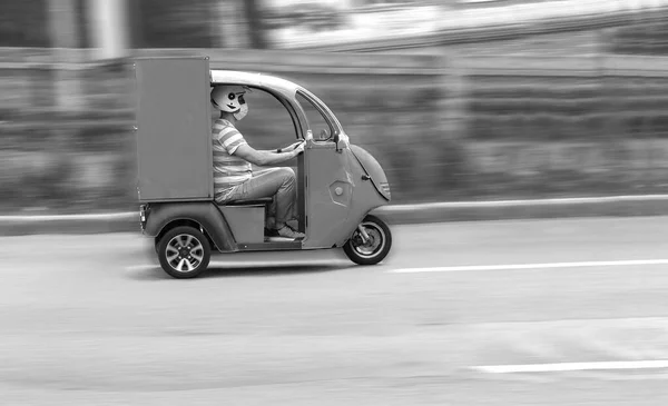 Blur Courier Tricycle Carries Out Orders Delivery Goods — Stock Photo, Image