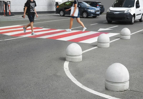 Betonowe Półkule Chronią Parking Przed Jezdnią — Zdjęcie stockowe