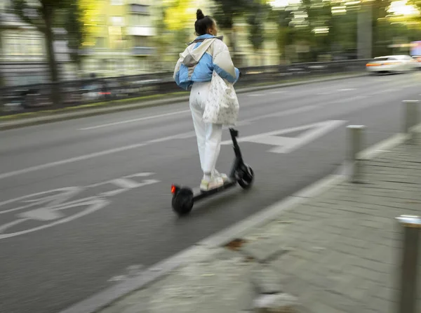 Objets Mouvement Fille Sur Scooter Électrique — Photo