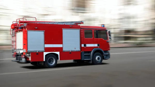 Imagem Turva Caminhão Bombeiros Uma Rua Cidade — Fotografia de Stock