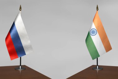 Rusya ve Hindistan 'ın masa üstü bayrakları gri bir arka planda karşı karşıya