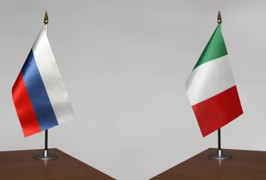 Rusya ve İtalya 'nın bayrakları gri arka planda