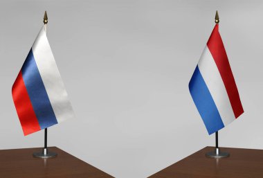 Gri arka planda Rusya ve Hollanda 'nın masa bayrakları
