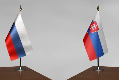 Rusya 'nın masa üstü bayrakları ve gri bir arka planda karşı karşıya