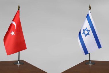 Türkiye ve İsrail 'in bayrakları gri arka planda çatışmacı bir konumda