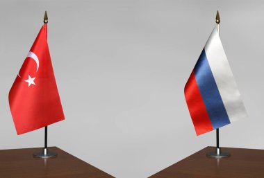 Türkiye ve Rusya 'nın bayrakları gri arka planda çatışmacı bir konumda