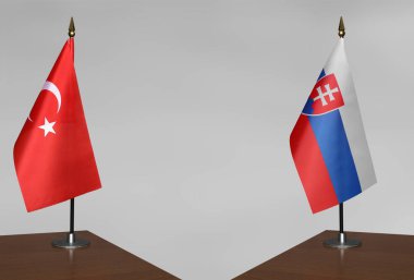 Türkiye ve Slovakya 'nın bayrakları gri arka planda çatışmacı bir konumda