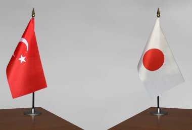 Türkiye ve Japonya 'nın bayrakları gri arka planda çatışmacı bir konumda